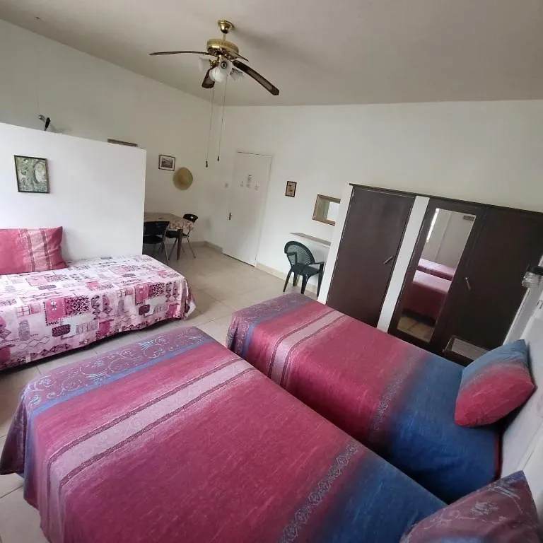 Guest house Dolphin Inn Guesthouse & Apartments Christ Church